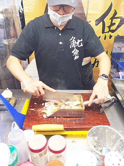 台北饒河夜市のイカ焼き屋さん。柔らかくて美味しいです！味も数種類から選べます。