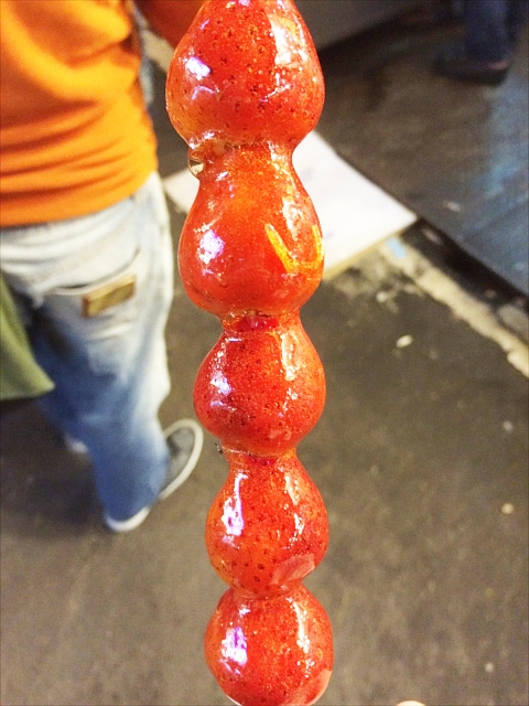 台北饒河夜市のイチゴ飴。これがかなりいけます！お勧め！